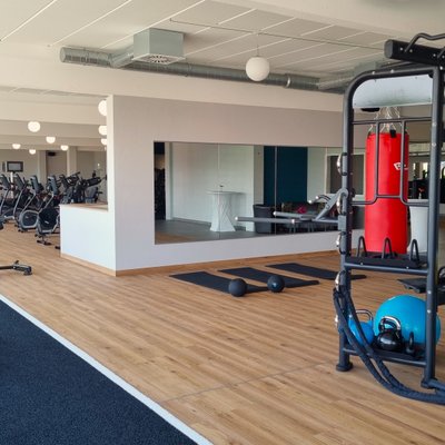 Fitnessstudio Scholzhalle Hoyerswerda: Entdecke, wie Fitnesstraining Spaß macht und Dich belebt! Werde fit, lachend & voller Energie. Starte jetzt Deine Erfolgsgeschichte!