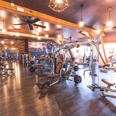 Fitnessstudio Scholzhalle Hoyerswerda: Krafttraining für alle! Verbessere Deine Fitness und fühle Dich stark und gesund.