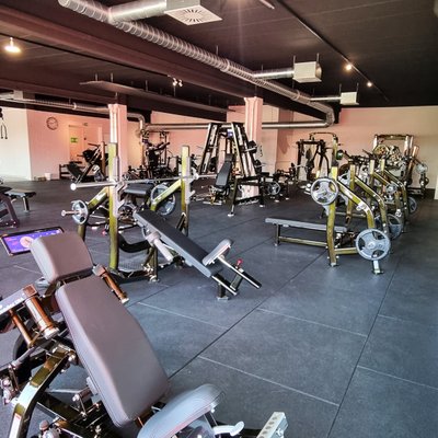 Fitnessstudio Scholzhalle Hoyerswerda: Entfessele Deine Kraft mit maßgeschneidertem Krafttraining. Erreiche Deine Fitnessziele schneller und effizienter. 